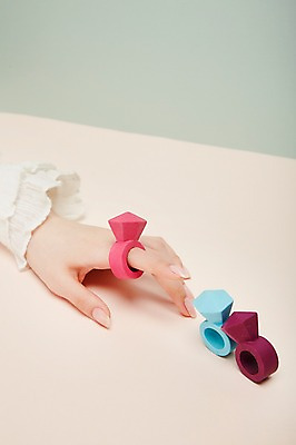 포토 JPG 스튜디오촬영 손 여자 한손 실내 한명 손짓 20대 성인 신체부위 보석반지 성인여자한명만 국내포토 1 모션 사람 청년 내부 반지 보석 여자한명만 성인여자만 파일형식