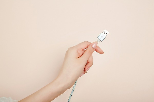 포토 JPG 스튜디오촬영 손 여자 한손 실내 한명 들기 손짓 20대 성인 신체부위 USB케이블 케이블선 성인여자한명만 국내포토 1 모션 사람 청년 내부 전선 USB 여자한명만 성인여자만 파일형식