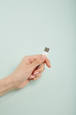 포토 JPG 스튜디오촬영 손 여자 한손 실내 한명 들기 손짓 20대 성인 신체부위 USB케이블 케이블선 성인여자한명만 국내포토 1 모션 사람 청년 내부 전선 USB 여자한명만 성인여자만 파일형식