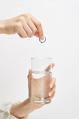 포토 JPG 스튜디오촬영 손 여자 실내 한명 들기 손짓 20대 성인 신체부위 양손 반지 잡기 물컵 성인여자한명만 국내포토 1 장신구 모션 사람 청년 내부 컵 여자한명만 성인여자만 파일형식