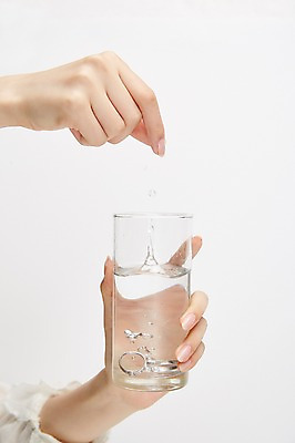 포토 JPG 스튜디오촬영 손 여자 실내 한명 들기 손짓 20대 성인 신체부위 양손 반지 물컵 성인여자한명만 국내포토 1 장신구 모션 사람 청년 내부 컵 여자한명만 성인여자만 파일형식