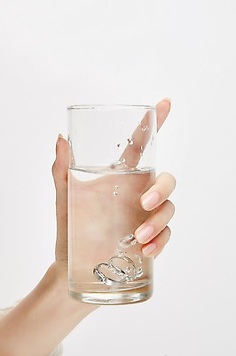 포토 JPG 스튜디오촬영 손 여자 한손 실내 한명 들기 손짓 20대 성인 신체부위 반지 물컵 성인여자한명만 국내포토 1 장신구 모션 사람 청년 내부 컵 여자한명만 성인여자만 파일형식