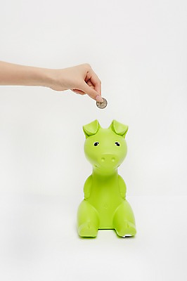 포토 JPG 스튜디오촬영 손 여자 한손 실내 한명 손짓 20대 성인 신체부위 동전 저금통 성인여자한명만 금융의날 국내포토 1 돈 모션 사람 청년 내부 저축 여자한명만 성인여자만 파일형식 법정기념일