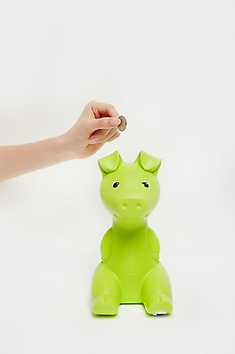 포토 JPG 스튜디오촬영 손 여자 한손 실내 한명 손짓 20대 성인 신체부위 동전 저금통 성인여자한명만 금융의날 국내포토 1 돈 모션 사람 청년 내부 저축 여자한명만 성인여자만 파일형식 법정기념일