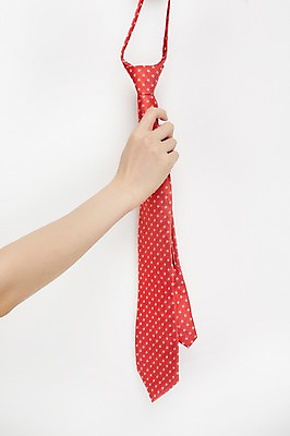 포토 JPG 스튜디오촬영 손 여자 넥타이 한손 실내 한명 손짓 20대 성인 신체부위 잡기 성인여자한명만 국내포토 1 잡화 모션 사람 청년 내부 여자한명만 성인여자만 파일형식