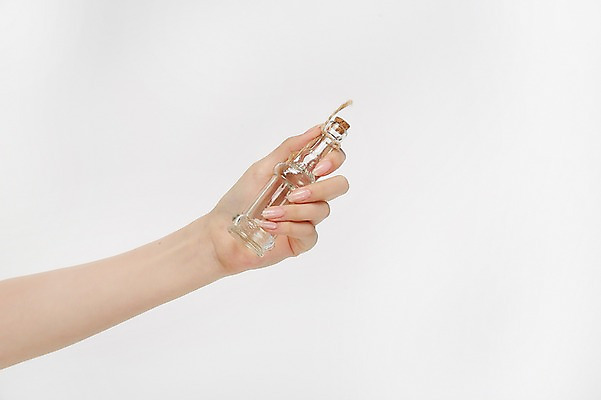 포토 JPG 스튜디오촬영 손 여자 유리병 한손 실내 한명 들기 손짓 20대 성인 신체부위 성인여자한명만 국내포토 1 모션 병_용기 사람 청년 내부 여자한명만 성인여자만 파일형식