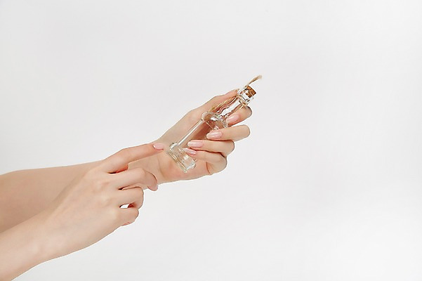 포토 JPG 스튜디오촬영 손 여자 유리병 실내 한명 들기 손짓 20대 성인 신체부위 양손 성인여자한명만 국내포토 1 모션 병_용기 사람 청년 내부 여자한명만 성인여자만 파일형식