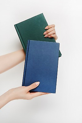 포토 JPG 스튜디오촬영 손 여자 실내 한명 들기 손짓 20대 성인 신체부위 책 양손 성인여자한명만 국내포토 1 모션 사람 청년 내부 여자한명만 성인여자만 파일형식