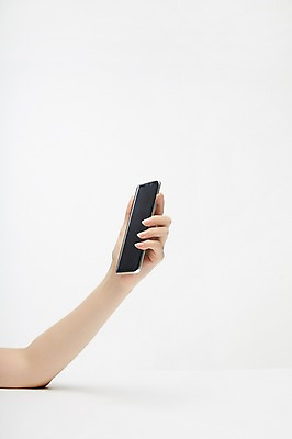 포토 JPG 스튜디오촬영 손 여자 한손 실내 한명 들기 손짓 20대 성인 신체부위 스마트폰 성인여자한명만 국내포토 1 모션 사람 청년 내부 핸드폰 스마트기기 여자한명만 성인여자만 파일형식