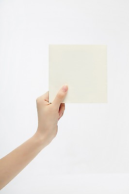 포토 JPG 스튜디오촬영 손 여자 종이 한손 실내 한명 들기 손짓 20대 성인 신체부위 성인여자한명만 국내포토 1 모션 사람 청년 내부 여자한명만 성인여자만 파일형식