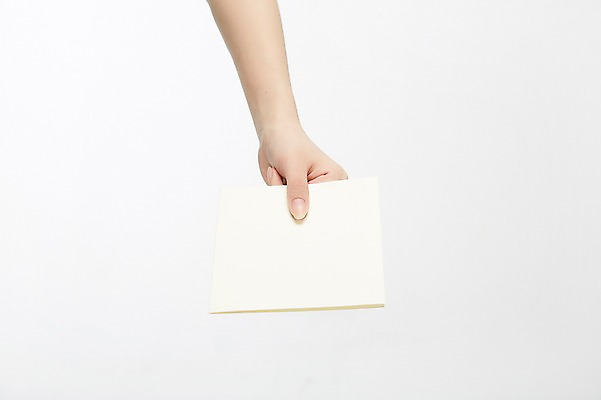 포토 JPG 스튜디오촬영 손 여자 종이 한손 실내 한명 들기 손짓 20대 성인 신체부위 성인여자한명만 국내포토 1 모션 사람 청년 내부 여자한명만 성인여자만 파일형식