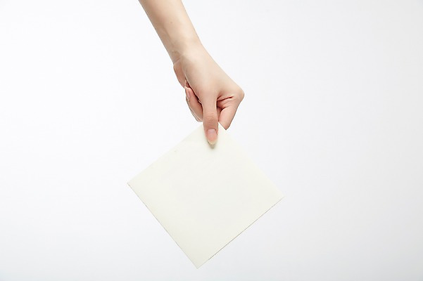 포토 JPG 스튜디오촬영 손 여자 종이 한손 실내 한명 들기 손짓 20대 성인 신체부위 성인여자한명만 국내포토 1 모션 사람 청년 내부 여자한명만 성인여자만 파일형식