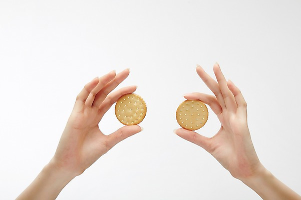 포토 JPG 스튜디오촬영 손 여자 실내 한명 들기 손짓 20대 성인 신체부위 과자 양손 성인여자한명만 국내포토 1 모션 디저트 사람 청년 내부 여자한명만 성인여자만 파일형식