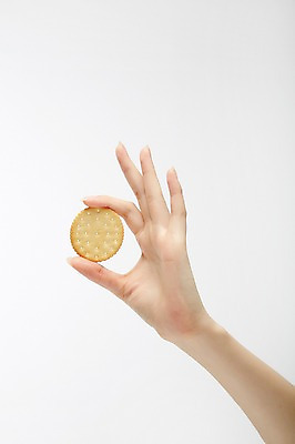 포토 JPG 스튜디오촬영 손 여자 한손 실내 한명 들기 손짓 20대 성인 신체부위 과자 성인여자한명만 국내포토 1 모션 디저트 사람 청년 내부 여자한명만 성인여자만 파일형식