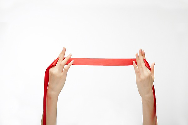 포토 JPG 스튜디오촬영 손 여자 리본 실내 한명 들기 손짓 20대 성인 신체부위 양손 성인여자한명만 국내포토 1 모션 사람 청년 내부 여자한명만 성인여자만 파일형식