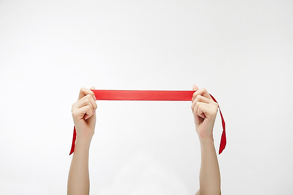 포토 JPG 스튜디오촬영 손 여자 리본 실내 한명 손짓 20대 성인 신체부위 양손 잡기 성인여자한명만 국내포토 1 모션 사람 청년 내부 여자한명만 성인여자만 파일형식