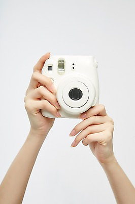 포토 JPG 스튜디오촬영 손 여자 실내 한명 들기 손짓 20대 성인 신체부위 양손 폴라로이드 성인여자한명만 국내포토 1 모션 사람 청년 내부 카메라 여자한명만 성인여자만 파일형식