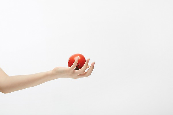 포토 JPG 스튜디오촬영 손 여자 토마토 한손 실내 한명 손짓 20대 성인 신체부위 잡기 성인여자한명만 국내포토 1 채소 모션 사람 청년 내부 여자한명만 성인여자만 파일형식