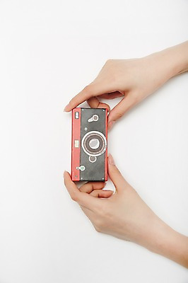 포토 JPG 스튜디오촬영 손 여자 실내 한명 손짓 20대 성인 신체부위 모형 카메라 양손 잡기 성인여자한명만 국내포토 1 모션 사람 청년 내부 전자제품 여자한명만 성인여자만 파일형식