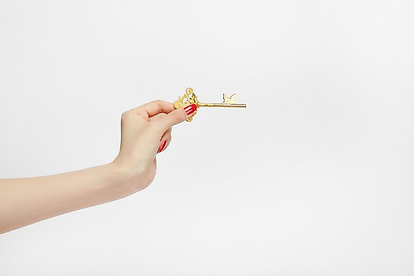 포토 JPG 스튜디오촬영 손 여자 한손 실내 한명 들기 손짓 20대 성인 신체부위 황금열쇠 성인여자한명만 국내포토 1 모션 열쇠 사람 청년 내부 여자한명만 성인여자만 파일형식