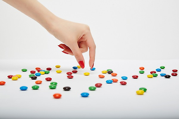 포토 JPG 스튜디오촬영 손 여자 한손 실내 한명 손짓 20대 성인 신체부위 초콜릿 잡기 성인여자한명만 국내포토 1 모션 디저트 사람 청년 내부 여자한명만 성인여자만 파일형식