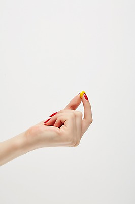 포토 JPG 스튜디오촬영 손 여자 한손 실내 한명 손짓 20대 성인 신체부위 초콜릿 잡기 성인여자한명만 국내포토 1 모션 디저트 사람 청년 내부 여자한명만 성인여자만 파일형식