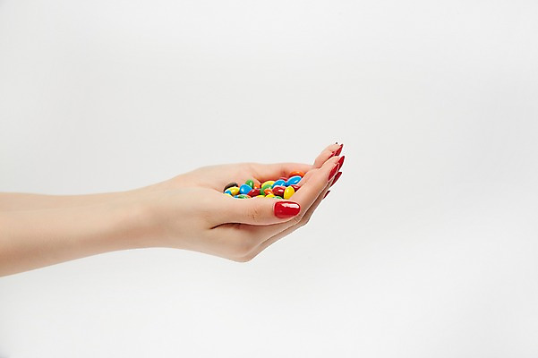 포토 JPG 스튜디오촬영 손 여자 실내 한명 손짓 20대 성인 신체부위 초콜릿 양손 잡기 성인여자한명만 국내포토 1 모션 디저트 사람 청년 내부 여자한명만 성인여자만 파일형식