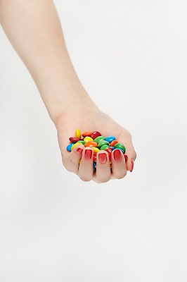 포토 JPG 스튜디오촬영 손 여자 한손 실내 한명 손짓 20대 성인 신체부위 초콜릿 잡기 성인여자한명만 국내포토 1 모션 디저트 사람 청년 내부 여자한명만 성인여자만 파일형식