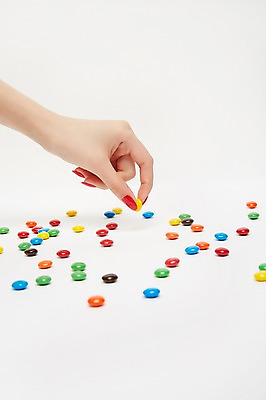 포토 JPG 스튜디오촬영 손 여자 한손 실내 한명 손짓 20대 성인 신체부위 초콜릿 잡기 성인여자한명만 국내포토 1 모션 디저트 사람 청년 내부 여자한명만 성인여자만 파일형식