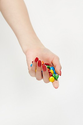 포토 JPG 스튜디오촬영 손 여자 한손 실내 한명 손짓 20대 성인 신체부위 초콜릿 잡기 성인여자한명만 국내포토 1 모션 디저트 사람 청년 내부 여자한명만 성인여자만 파일형식