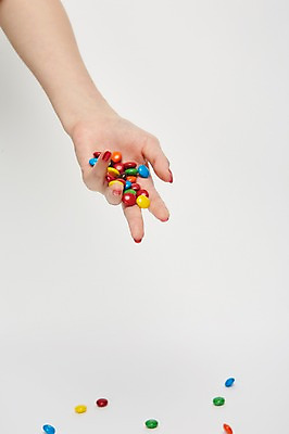 포토 JPG 스튜디오촬영 손 여자 한손 실내 한명 손짓 20대 성인 신체부위 초콜릿 잡기 성인여자한명만 국내포토 1 모션 디저트 사람 청년 내부 여자한명만 성인여자만 파일형식