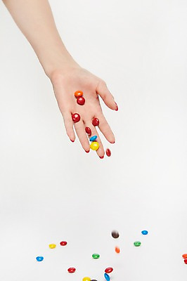 포토 JPG 스튜디오촬영 손 여자 한손 실내 한명 손짓 20대 성인 신체부위 초콜릿 잡기 성인여자한명만 국내포토 1 모션 디저트 사람 청년 내부 여자한명만 성인여자만 파일형식