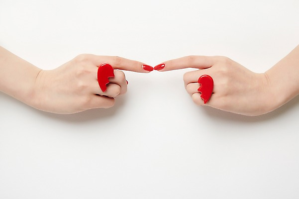 포토 JPG 스튜디오촬영 손 여자 한손 실내 한명 손짓 20대 성인 신체부위 하트 반지 성인여자한명만 국내포토 모양 1 장신구 모션 사람 청년 내부 여자한명만 성인여자만 파일형식