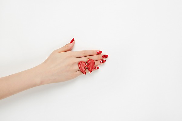 포토 JPG 스튜디오촬영 손 여자 한손 실내 한명 손짓 20대 성인 신체부위 하트 반지 성인여자한명만 국내포토 모양 1 장신구 모션 사람 청년 내부 여자한명만 성인여자만 파일형식