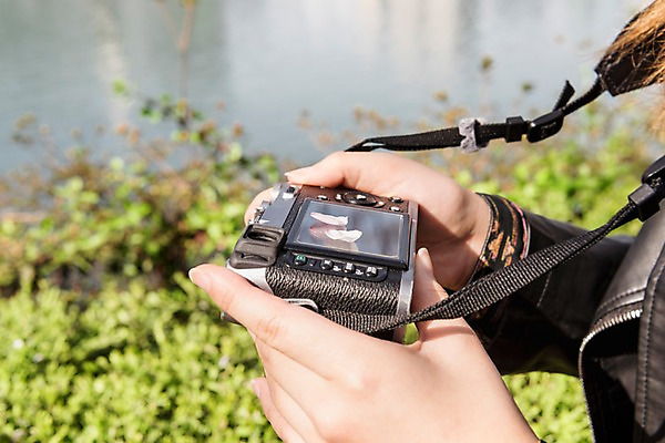 포토 JPG 주간 손 호수 들기 잔디 야외 아웃포커스 신체부위 카메라 봄 국내포토 자연요소 식물 계절 모션 촬영기법 사람 전자제품 파일형식
