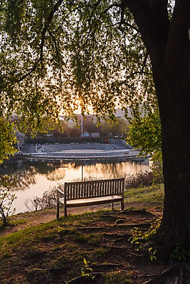 포토 JPG 주간 나무 호수 벤치 잔디 사람없음 야외 노을 봄 올림픽공원 국내포토 자연요소 식물 계절 공원 의자 서울 파일형식