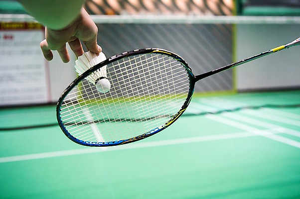 포토 JPG 손 스포츠 아웃포커스 신체부위 운동 잡기 배드민턴라켓 셔틀콕 배드민턴 배드민턴장 국내포토 스포츠용품 모션 촬영기법 건강 사람 구기 라켓 파일형식