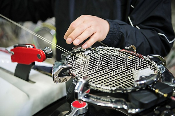 포토 JPG 손 줄 스포츠 아웃포커스 신체부위 운동 기계 배드민턴라켓 수리 배드민턴 국내포토 촬영기법 건강 사람 구기 라켓 파일형식