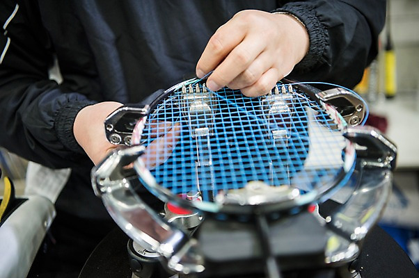 포토 JPG 손 줄 스포츠 아웃포커스 신체부위 운동 기계 배드민턴라켓 수리 배드민턴 국내포토 촬영기법 건강 사람 구기 라켓 파일형식