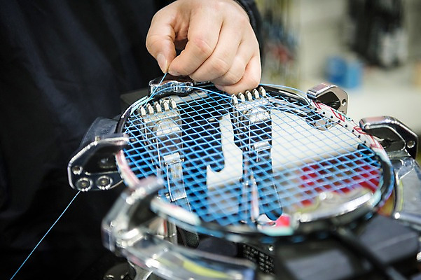 포토 JPG 손 줄 스포츠 아웃포커스 신체부위 운동 기계 배드민턴라켓 수리 배드민턴 국내포토 촬영기법 건강 사람 구기 라켓 파일형식