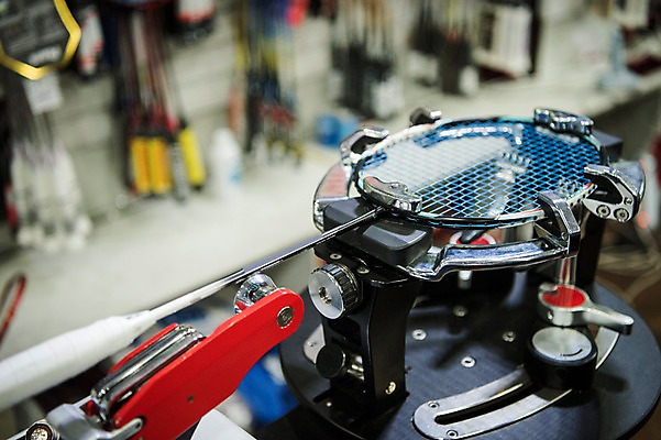 포토 JPG 줄 스포츠 사람없음 아웃포커스 운동 기계 배드민턴라켓 수리 배드민턴 국내포토 촬영기법 건강 구기 라켓 파일형식