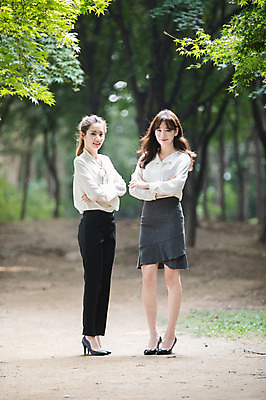 포토 JPG 주간 전신 우먼라이프 공원 여자 서기 미소 20대 성인 야외 두명 앞모습 옆모습 30대 팔짱 한국인 비즈니스우먼 동료 싱글라이프 성인여자만 국내포토 자연요소 라이프스타일 공공시설 뷰포인트 비즈니스 관계 모션 표정 사람 동양인 청년 장년 직장인 여자만 성인만 파일형식
