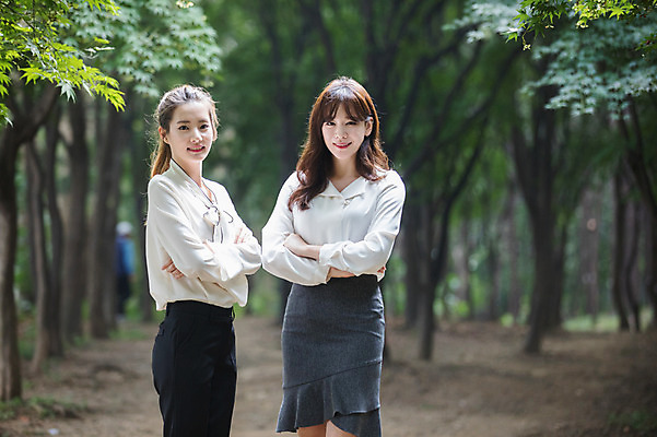 포토 JPG 주간 우먼라이프 공원 여자 서기 미소 상반신 20대 성인 야외 두명 앞모습 옆모습 30대 팔짱 한국인 비즈니스우먼 동료 싱글라이프 성인여자만 국내포토 자연요소 라이프스타일 공공시설 뷰포인트 비즈니스 관계 모션 표정 사람 동양인 청년 장년 직장인 여자만 성인만 파일형식