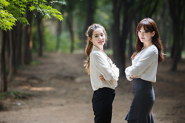 포토 JPG 주간 우먼라이프 공원 여자 서기 미소 상반신 20대 성인 야외 두명 옆모습 30대 팔짱 한국인 비즈니스우먼 동료 싱글라이프 성인여자만 국내포토 자연요소 라이프스타일 공공시설 뷰포인트 비즈니스 관계 모션 표정 사람 동양인 청년 장년 직장인 여자만 성인만 파일형식