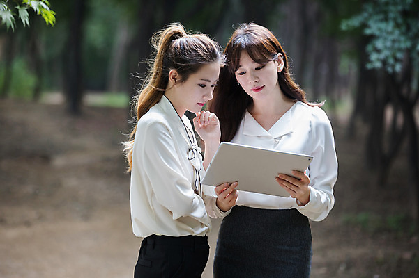 포토 JPG 주간 우먼라이프 응시 공원 여자 서기 들기 상반신 20대 성인 야외 두명 앞모습 옆모습 30대 태블릿 한국인 비즈니스우먼 동료 싱글라이프 성인여자만 국내포토 자연요소 라이프스타일 시선 공공시설 뷰포인트 비즈니스 관계 모션 사람 동양인 청년 장년 전자제품 스마트기기 직장인 여자만 성인만 파일형식