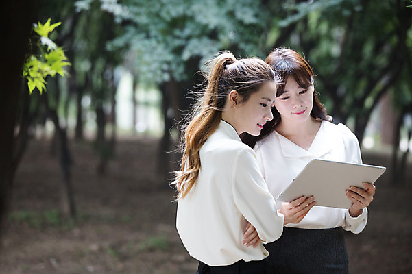포토 JPG 주간 우먼라이프 응시 공원 여자 서기 들기 상반신 20대 성인 야외 두명 앞모습 옆모습 30대 태블릿 한국인 비즈니스우먼 동료 싱글라이프 성인여자만 국내포토 자연요소 라이프스타일 시선 공공시설 뷰포인트 비즈니스 관계 모션 사람 동양인 청년 장년 전자제품 스마트기기 직장인 여자만 성인만 파일형식