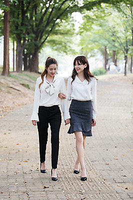 포토 JPG 주간 전신 우먼라이프 공원 여자 미소 20대 성인 야외 두명 앞모습 30대 걷기 팔짱 한국인 비즈니스우먼 동료 싱글라이프 성인여자만 국내포토 자연요소 라이프스타일 공공시설 뷰포인트 비즈니스 관계 모션 표정 사람 동양인 청년 장년 직장인 여자만 성인만 파일형식