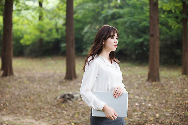 포토 JPG 주간 나무 우먼라이프 응시 공원 여자 한명 들기 상반신 성인 야외 옆모습 30대 태블릿 걷기 한국인 비즈니스우먼 싱글라이프 성인여자한명만 국내포토 자연요소 식물 1 라이프스타일 시선 공공시설 뷰포인트 비즈니스 모션 사람 동양인 장년 전자제품 스마트기기 직장인 여자한명만 성인여자만 파일형식 직업 인종 생활 시설 여자만 성인만