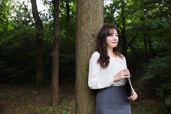 포토 JPG 주간 나무 우먼라이프 응시 공원 여자 한명 서기 미소 들기 상반신 성인 야외 앞모습 30대 태블릿 기댐 한국인 비즈니스우먼 싱글라이프 성인여자한명만 국내포토 자연요소 식물 1 라이프스타일 시선 공공시설 뷰포인트 비즈니스 모션 표정 사람 동양인 장년 전자제품 스마트기기 직장인 여자한명만 성인여자만 파일형식