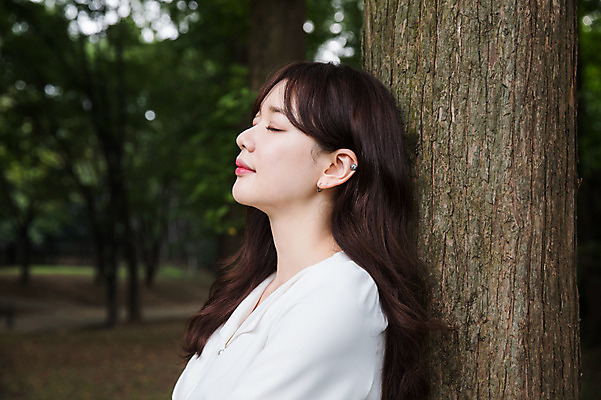 포토 JPG 주간 나무 우먼라이프 공원 여자 한명 서기 상반신 성인 야외 옆모습 30대 눈감음 기댐 한국인 비즈니스우먼 싱글라이프 성인여자한명만 국내포토 자연요소 식물 1 라이프스타일 공공시설 뷰포인트 비즈니스 모션 사람 동양인 장년 직장인 여자한명만 성인여자만 파일형식